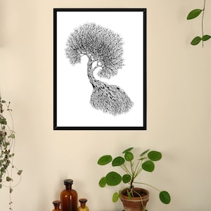 Peut inclure: Impression en noir et blanc d'un arbre avec des racines. L'arbre est stylisé et a un aspect fantaisiste. L'impression est encadrée dans un cadre noir et est accrochée à un mur blanc.