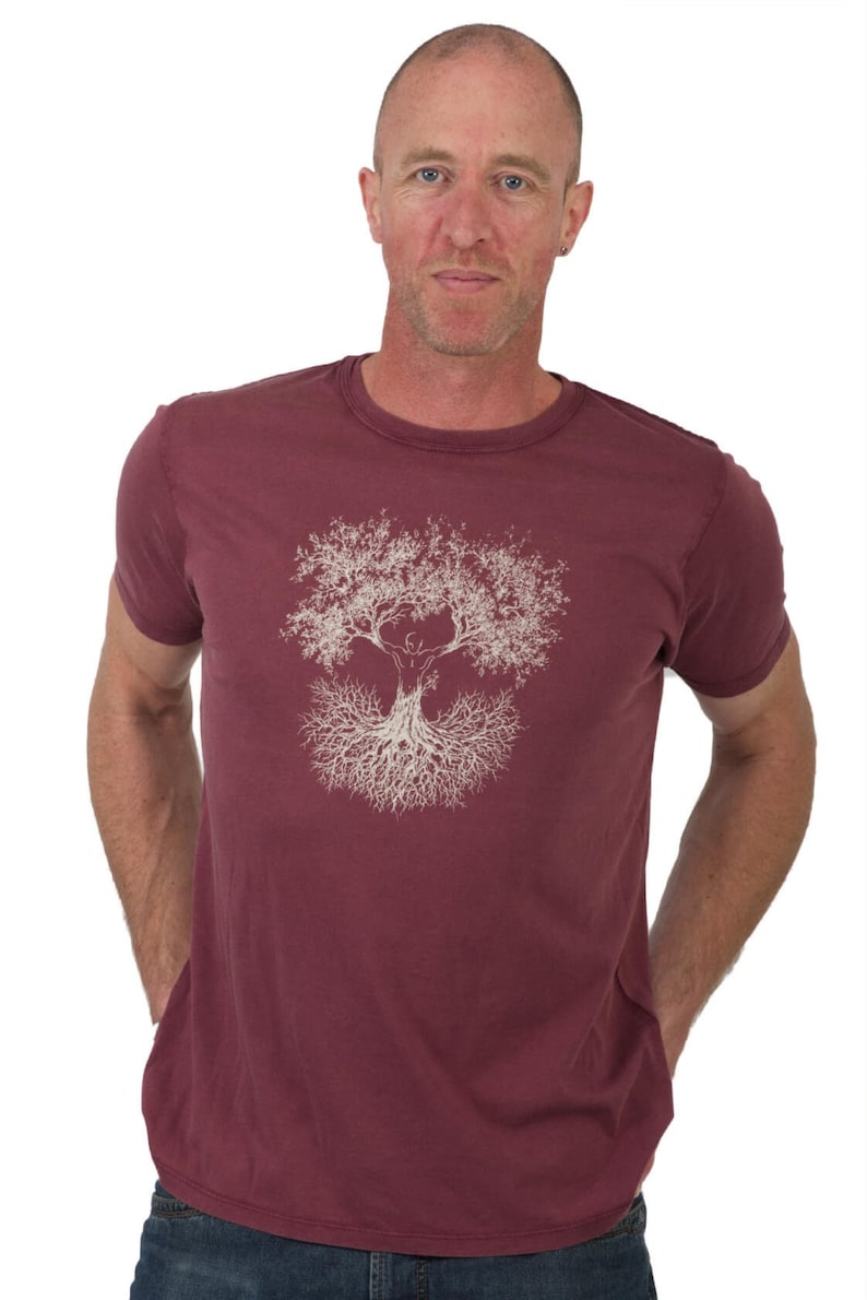 Camiseta orgánica para hombre hecha de algodón orgánico con motivo de árbol de fusión para el ocio diario y al aire libre. imagen 2
