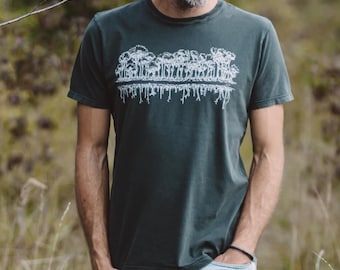 Organic men&#39;s t-shirt made of organic cotton with a tree mirror motif for everyday outdoor and leisure use