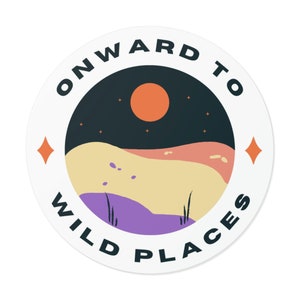 Onward To Wild Places / Adesivo rotondo / Adesivo in vinile / Resistente agli agenti atmosferici / Avventura / Viaggio
