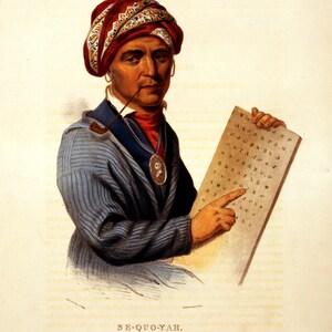 Op de afbeelding: Een portret van Se-quo-yah, een man met een rood-witte tulband met patroon, een blauw gestreept jasje en een rode sjaal. Hij houdt een tablet met symbolen vast en wijst er een aan met zijn vinger. Een pijp zit in zijn mond.