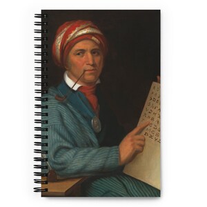 Może przedstawiać: Spiralny notatnik z historycznym portretem mężczyzny w czerwonym turbanie i niebieskiej kurtce, trzymającego kartkę z odręcznym tekstem. Obraz jest malarstwem z ciemnym tłem i klasyczną estetyką.