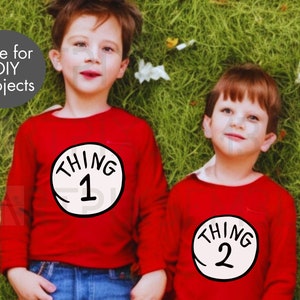 Puede incluir: Dos ni&ntilde;os con camisetas rojas de manga larga con c&iacute;rculos blancos que dicen "THING 1" y "THING 2" en letras negras. Llevan vaqueros azules. La imagen incluye el texto "Use for DIY Projects" en un c&iacute;rculo blanco.