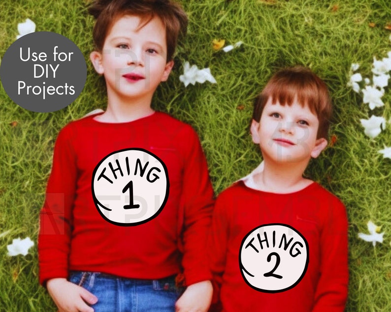 Puede incluir: Dos ni&ntilde;os con camisetas rojas de manga larga con c&iacute;rculos blancos que dicen "THING 1" y "THING 2" en letras negras. Llevan vaqueros azules. La imagen incluye el texto "Use for DIY Projects" en un c&iacute;rculo blanco.