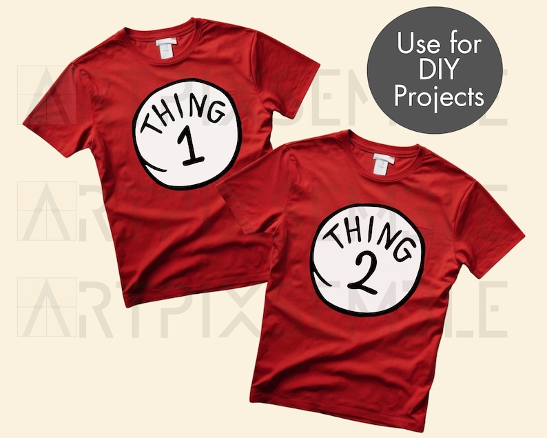 Puede incluir: Dos camisetas rojas, una con "THING 1" y otra con "THING 2" impresas en un c&iacute;rculo blanco. El texto "Use for DIY Projects" est&aacute; en un c&iacute;rculo gris en el fondo.