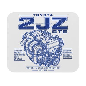 Pode incluir: Um tapete de rato retangular com uma ilustração de esquema técnico azul de um motor Toyota 2JZ-GTE. O design inclui o texto Toyota 2JZ GTE, 3.0 Liter Inline-Six Twin Turbo DOHC 24 Valve, Legendary Performance, Timeless Engineering e Toyota Motor Corporation Est. 1991.