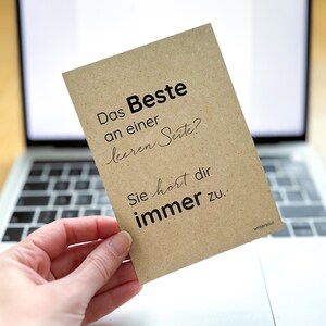 Könnte beinhalten: Eine braune Karte mit dem Text "Das Beste an einer leeren Seite? Sie hört dir immer zu." und dem Text "writersoul" in der rechten unteren Ecke.