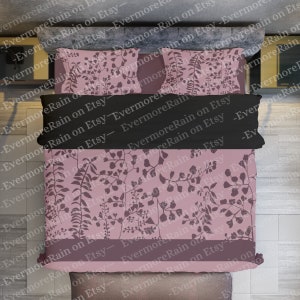 Op de afbeelding: Een roze en bruine beddengoedset met een bloemenpatroon. De beddengoedset bevat een dekbedovertrek, twee kussenslopen en een kussen. Het bloemenpatroon is een herhalend ontwerp van kleine bladeren en takken.