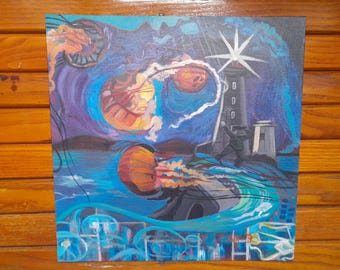 Opera d'arte surreale e fantastica raffigurante un guardiano del faro e una medusa eterea, dipinto originale acrilico 12"×12".