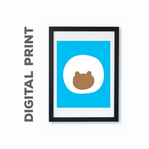Könnte beinhalten: Gerahmter Digitaldruck mit einem Cartoon-Bärenmotiv. Das braune Gesicht des Bären befindet sich in einem weißen Oval vor einem hellblauen Hintergrund. Der Druck ist in einem schwarzen Rahmen, mit den Worten "DIGITAL PRINT" vertikal auf der linken Seite gedruckt.