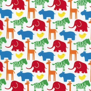 Könnte beinhalten: Ein weißer Hintergrund mit einem sich wiederholenden Muster aus bunten Tieren. Die Tiere umfassen rote Elefanten, blaue Flusspferde, orangefarbene Giraffen, grün-weiße Zebras und gelbe Küken.