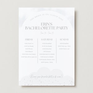以下が含まれることがあります： 「The bride is on cloud nine」と「Erin's Bachelorette Party」というテキストと、日付「Jan 23 - Jan 25」が書かれた白とグレーの印刷可能なブライダルシャワーの旅程。旅程には、金曜日、土曜日、日曜日のアクティビティがリストされています。ページの下部には「Bring your favorite bottle of wine?」というテキストがあります。