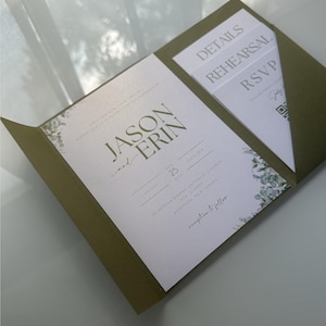 Puede incluir: Un conjunto de invitaciones de boda verde oliva. La invitación presenta los nombres "Jason y Erin" en una fuente moderna, con la fecha 25 de agosto de 2024. La información de detalles, ensayo y RSVP se incluye en inserciones separadas. Acentos florales adornan los bordes.