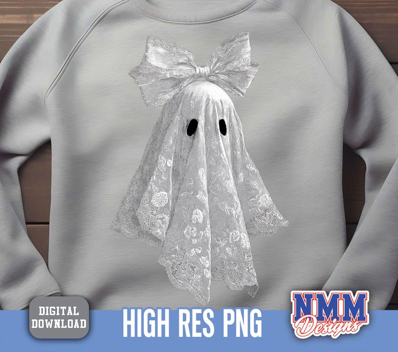 Op de afbeelding: Een lichtgrijs sweatshirt met een spookontwerp. Het spook is gedrapeerd in wit kant, heeft een grote strik en zwarte ooguitsparingen. De woorden "HIGH RES PNG" staan op een blauwe banner.