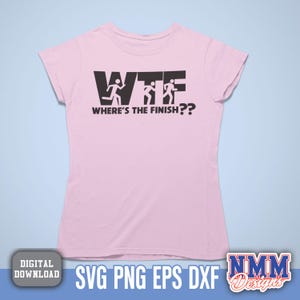Puede incluir: Una camiseta rosa claro con el texto negro "WTF" y "WHERE'S THE FINISH??" El gr&aacute;fico presenta figuras de palo corriendo. La camiseta es una descarga digital.