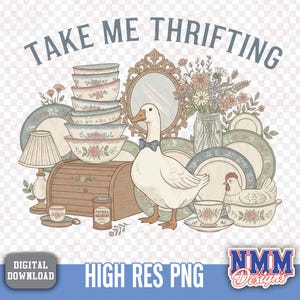 Op de afbeelding: Digitale illustratie met een gans met een vlinderdas, omringd door vintage servies, een spiegel en bloemen. De tekst "TAKE ME THRIFTING" staat bovenaan. Een lamp, een broodtrommel en een kippenschotel zijn ook aanwezig.