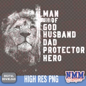 Może przedstawiać: Czarno-biała grafika przedstawiająca lwią twarz z białymi słowami "MAN OF GOD HUSBAND DAD PROTECTOR HERO". Obraz zawiera tekst "DIGITAL DOWNLOAD" i "HIGH RES PNG".