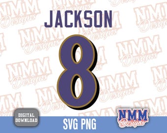 Puede incluir: Número 8 morado y dorado con un contorno blanco y el texto "JACKSON" encima. El fondo es blanco con un patrón repetido del texto "NMM Designs".