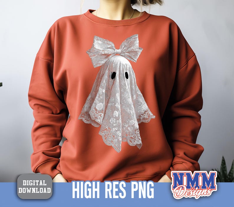 Op de afbeelding: Roestkleurig sweatshirt met een spookontwerp. Het spook is gedrapeerd in wit kant met zwarte ooguitsparingen en een grote strik. De woorden "HIGH RES PNG" zijn zichtbaar.
