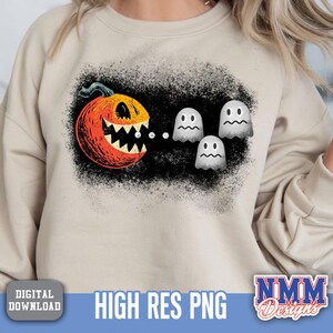 Puede incluir: Sudadera beige con un diseño de Halloween. Muestra una calabaza sonriente comiendo tres fantasmas grises sobre un fondo negro texturizado. Se ven las palabras "HIGH RES PNG". Un diseño divertido y espeluznante para la temporada de otoño.