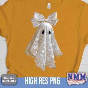 Op de afbeelding: Mosterdgeel T-shirt met een spookontwerp. De geest is wit met zwarte ogen en een kantachtig ontwerp, bekroond met een strik. De tekst "HIGH RES PNG" is zichtbaar. Een digitale download is beschikbaar.