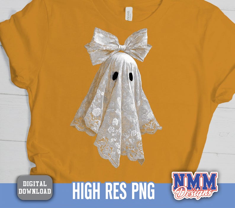 Op de afbeelding: Mosterdgeel T-shirt met een spookontwerp. De geest is wit met zwarte ogen en een kantachtig ontwerp, bekroond met een strik. De tekst "HIGH RES PNG" is zichtbaar. Een digitale download is beschikbaar.