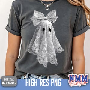 Op de afbeelding: Grijs t-shirt met een spookontwerp. Het spook heeft een kantachtig uiterlijk, een grote strik en twee zwarte ogen. De woorden "HIGH RES PNG" staan onderaan het t-shirt.