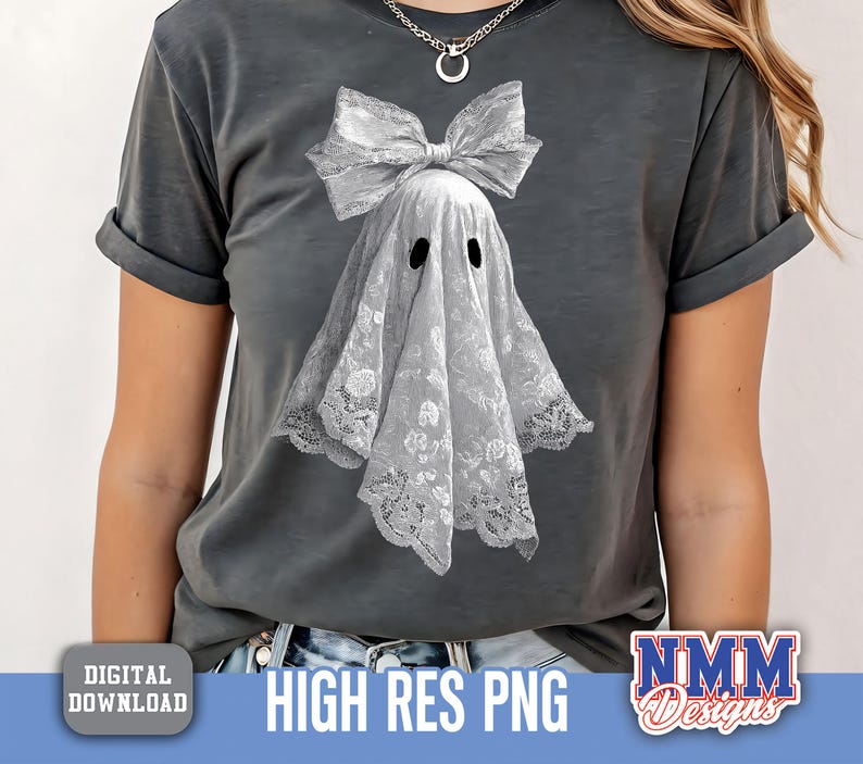Op de afbeelding: Grijs t-shirt met een spookontwerp. Het spook heeft een kantachtig uiterlijk, een grote strik en twee zwarte ogen. De woorden "HIGH RES PNG" staan onderaan het t-shirt.