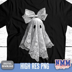Op de afbeelding: Zwart T-shirt met een spookontwerp. Het spook is gedrapeerd in wit kant en heeft een grote strik. Het spook heeft twee zwarte ooggaten. De woorden "HIGH RES PNG" staan onderaan.
