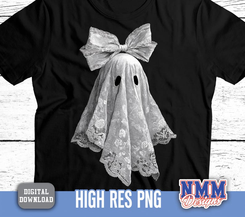 Op de afbeelding: Zwart T-shirt met een spookontwerp. Het spook is gedrapeerd in wit kant en heeft een grote strik. Het spook heeft twee zwarte ooggaten. De woorden "HIGH RES PNG" staan onderaan.
