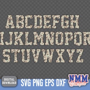 Peut inclure: L'alphabet complet dans une police universitaire, rempli d'un motif camouflage dans des tons marron, beige et vert. Les lettres sont soulignées en gris foncé. L'image comprend le texte "SVG PNG EPS DXF" et un logo "NMM Designs".