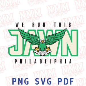 Pu&ograve; includere: Un design grafico verde, bianco e crema con il testo "WE RUN THIS JAWN PHILADELPHIA" e un'aquila con le ali spiegate. Il testo "PNG SVG PDF" &egrave; in fondo al design.