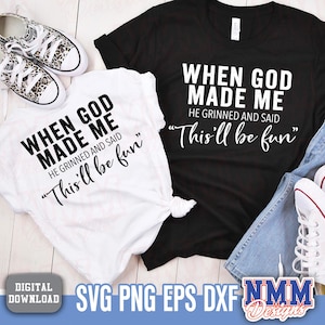 Könnte beinhalten: Zwei T-Shirts, eines schwarz und eines weiß, mit dem Text "WHEN GOD MADE ME, HE GRINNED AND SAID, This'll be fun" in Weiß. Das Bild enthält ein Paar Sneaker mit Leopardenmuster und blaue Jeans.