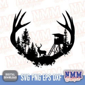 Op de afbeelding: Zwart silhouetontwerp met geweien die een bosscène omlijsten met een hert, bomen en een jachthut. De woorden "SVG PNG EPS DXF" zijn opgenomen. Een digitale downloadgrafiek.