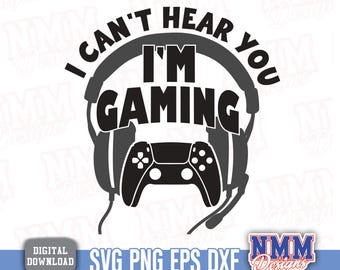 Könnte beinhalten: Ein schwarz-weißes Grafikdesign mit einem Gaming-Headset und einem Gamecontroller. Der Text lautet "I CAN'T HEAR YOU I'M GAMING". Darunter stehen die Dateitypen: SVG PNG EPS DXF. Das Design befindet sich auf weißem Hintergrund.