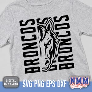 Puede incluir: Una camiseta gris claro con un estampado gráfico negro de una cabeza de caballo centrada entre dos columnas verticales con el texto BRONCOS. El diseño es audaz y de alto contraste, mostrando un perfil equino estilizado con líneas nítidas.