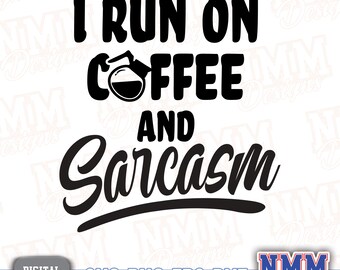 Puede incluir: Diseño gráfico en blanco y negro con el texto "I RUN ON COFFEE AND SARCASM". La palabra "COFFEE" presenta una ilustración de cafetera. El diseño también incluye "DESCARGA DIGITAL" e información del tipo de archivo.