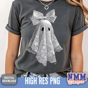Op de afbeelding: Grijs t-shirt met een spookontwerp. Het spook heeft een kantachtig uiterlijk, een grote strik en twee zwarte ogen. De woorden "HIGH RES PNG" staan onderaan het t-shirt.