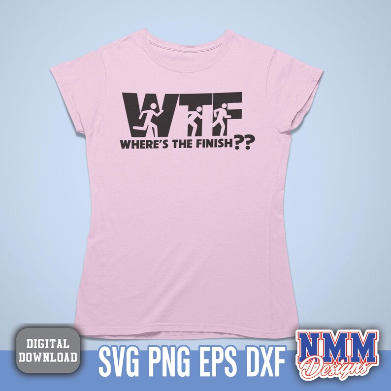 Puede incluir: Una camiseta rosa claro con el texto negro "WTF Where's The Finish??". El gr&aacute;fico presenta figuras de palo corriendo dentro de las letras. La camiseta es una descarga digital.