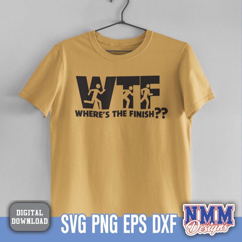 Puede incluir: Camiseta de color amarillo mostaza con el texto negro "WTF WHERE'S THE FINISH??". El dise&ntilde;o presenta figuras de palo corriendo dentro de las letras. La camiseta est&aacute; colgada de una percha negra.