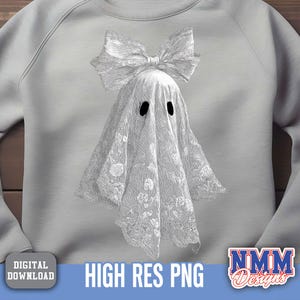 Op de afbeelding: Een lichtgrijs sweatshirt met een spookontwerp. Het spook is gedrapeerd in wit kant en heeft zwarte ooguitsparingen. Een grote kanten strik siert de bovenkant van het hoofd van het spook. De woorden "HIGH RES PNG" staan onderaan.