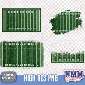Op de afbeelding: Een verzameling van vier groene voetbalveldontwerpen met witte markeringen en cijfers. De ontwerpen omvatten een standaardveld, een veld met een penseelstrekeffect en velden met versleten randen. De woorden "DIGITALE DOWNLOAD" en "HIGH RES PNG" zijn ook aanwezig.