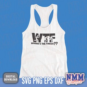 Puede incluir: Camiseta sin mangas blanca con el texto "WTF Where's The Finish??" en negro. El gr&aacute;fico presenta figuras de palo corriendo. La camiseta sin mangas es una descarga digital.