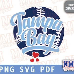 Puede incluir: Una pelota de béisbol azul y blanca con el texto "Tampa Bay" en una fuente azul y blanca. Hay cuatro corazones rojos en el centro inferior de la imagen.