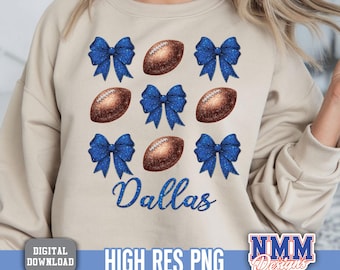 Può includere: Una felpa beige con un disegno di fiocchi blu e palloni da football americano marroni. La parola "Dallas" è scritta in corsivo blu glitterato. La parte inferiore dell'immagine riporta la scritta "HIGH RES PNG".