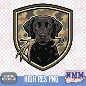 Op de afbeelding: Een zwarte Labrador Retriever met een gewei in zijn bek, tegen een camouflage achtergrond in een schildvorm. De afbeelding bevat de tekst "HIGH RES PNG" en een logo.