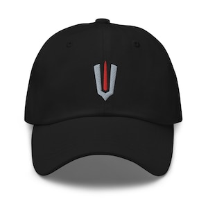Puede incluir: Una gorra de béisbol negra con un símbolo bordado en rojo y gris en la parte delantera.