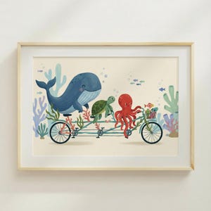 Op de afbeelding: Een ingelijste kunstprint met een grillige illustratie van een blauwe walvis, een groene schildpad en een rode octopus op een tandemfiets onder water. De fiets heeft een mandje met vissen. Kleurrijk koraal en zeegroen omringen de fiets.