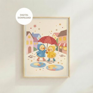 以下が含まれることがあります： デジタルダウンロードのプリント。青と黄色のレインコートを着た2羽のアヒルの子が、赤い傘の下、街を歩いている様子が描かれています。ソフトな色使いで、背景には家や星が描かれています。「DIGITAL DOWNLOAD」の文字が白い円の中にあります。