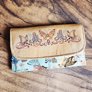 Cartera de mano grande con mariposa bordada